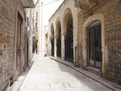 L�entrata dell�edificio religioso � invece situata su strada Vallisa: qui, tra scritte sui muri e locali in disuso si affaccia il nostro tempio, che si presenta con tre arcate sostenute da robusti pilastri...